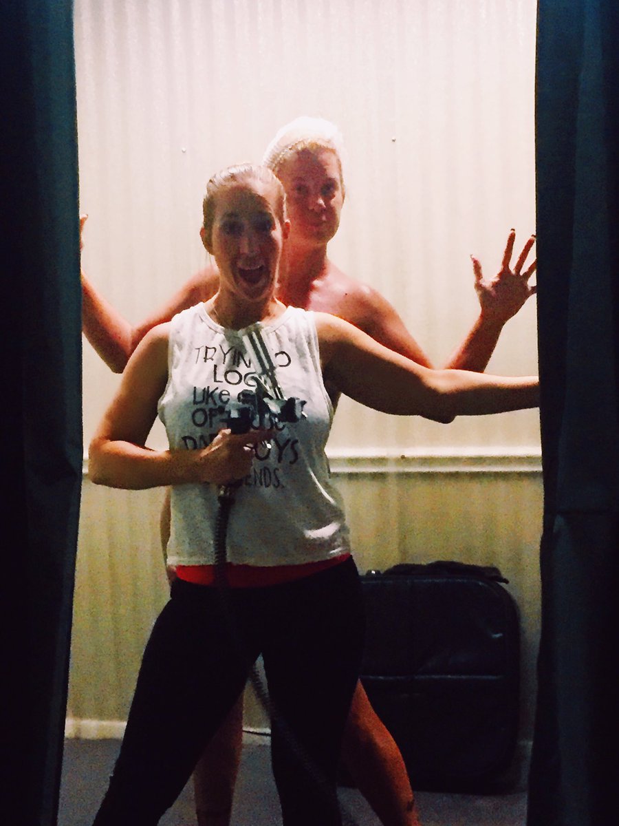 CosmoGlowDFW's tweet photo. Always a fun time here at he Cosmo Glow Studio! Book Today: 8176891102 #arlingtonspraytan #spraytansareprivate #norvellsunless #airbrushtan https://t.co/KjNJaRTsFy