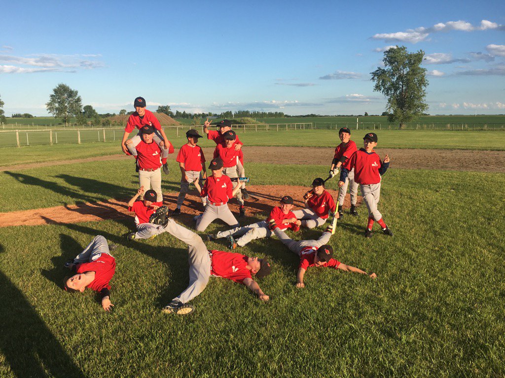 glentosh's tweet photo. And that's a wrap. Finished tonight with an intersquad game and team photo. #summersgame #mosquitoball #sourismb https://t.co/GUoBeVqAB0