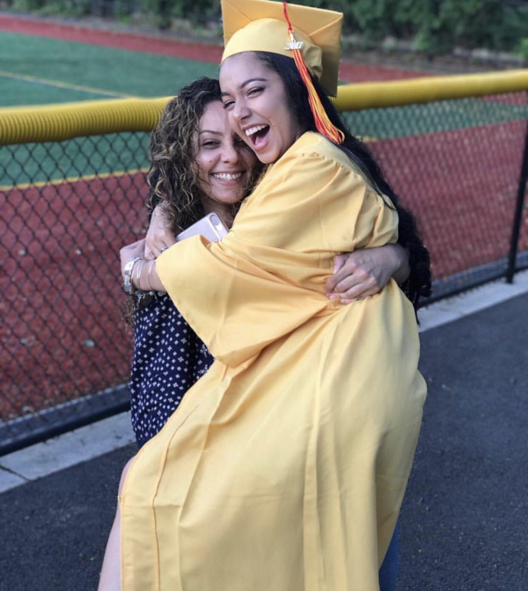 notkrystie's tweet image. My mom chose to have me at 17 over graduating so here's me at 17 accomplishing her dream for the both of us 👩🏻‍🎓💛👸🏻 #firstgenerationgraduate
