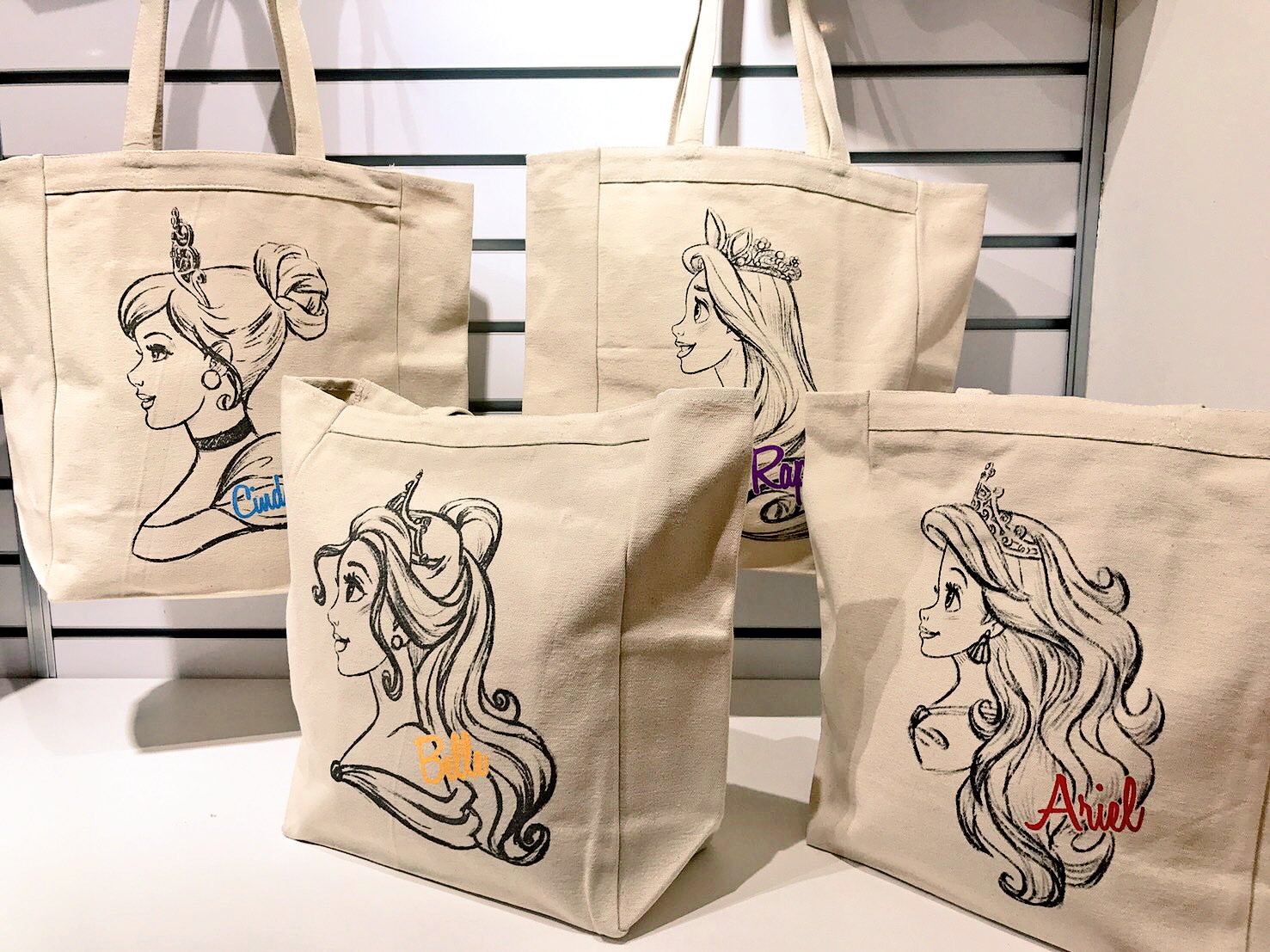 Twitter पर パニカムトーキョー 渋谷店 再入荷情報 店舗間移動により プリンセスの横顔トートバッグが入荷致しました 大人気商品なので お求めのお客様はお早めにご来店下さい ジャスミン ティアナは後日入荷致します 価格 4 500