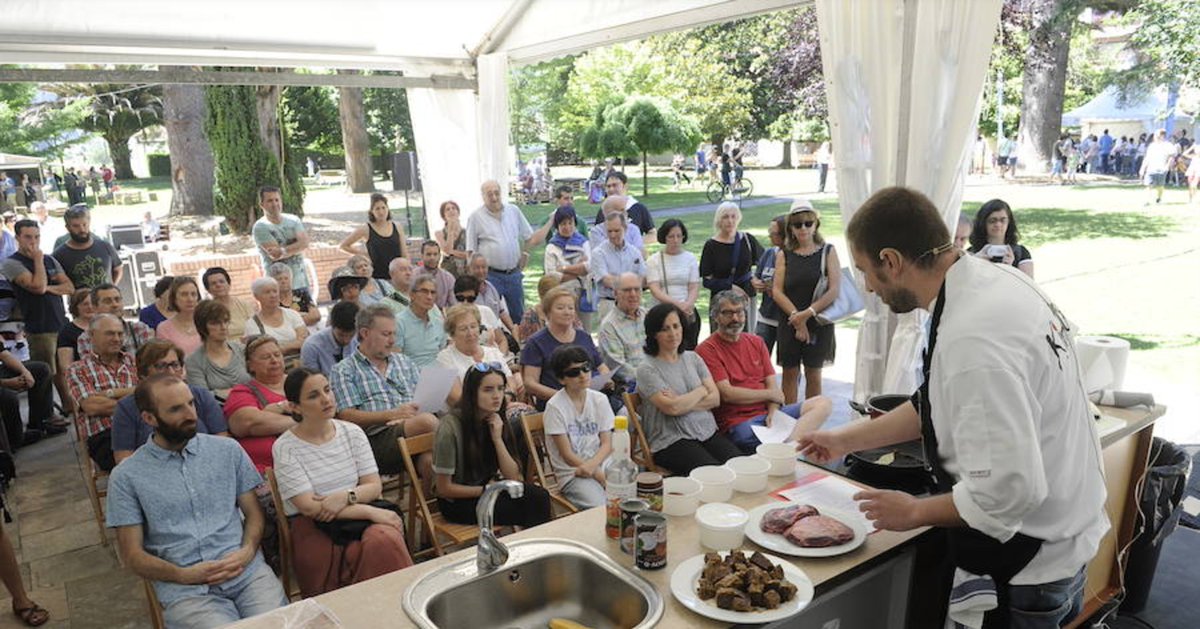 Nuestro chef Iván Abril durante la master class que impartió en #EnkarterriFest. Los secretos de los currys de #Kimtxu al descubierto.