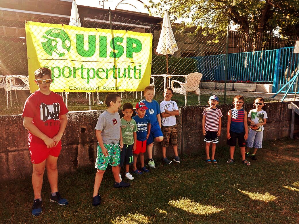 Pronti al tuffo? I ragazzi dello Swimming Camp si preparano a nuotare come delfini, nell'area verde della Piscina Guatelli.🐬#uispparma