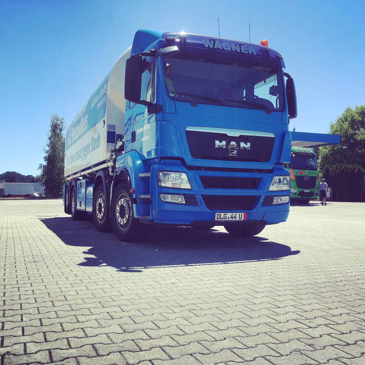 WoodPelDelCo's tweet photo. Due to demand we've purchased another antidust Woodpellet truck to meet our customers requirements. #Woodpellets https://t.co/H9dcig9Z5R