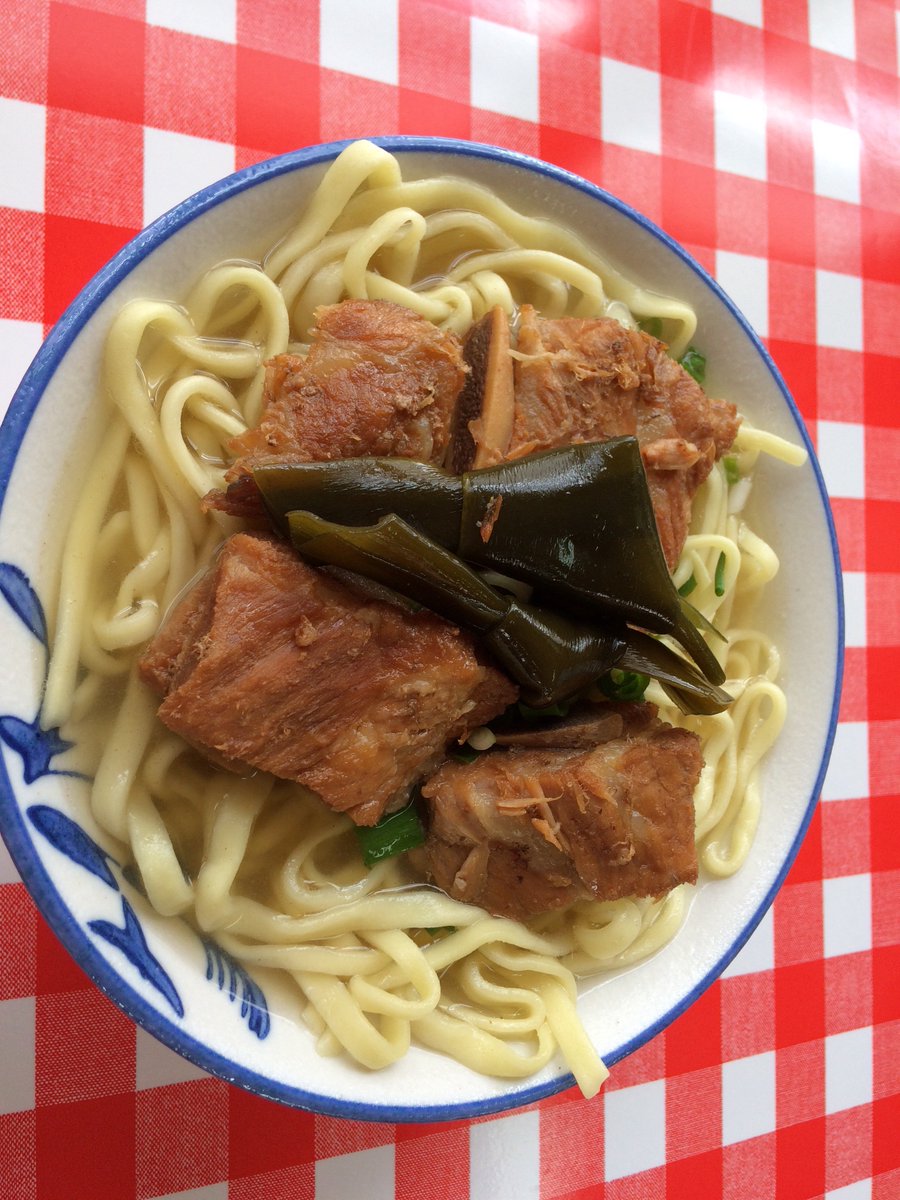 赤瓦の宿ぷからーさ 沖縄今帰仁村からこんにちは 県北部名護市にある人気の沖縄そば屋へ来ました 昼時にはいつもお客さんで混雑している 宮里そば ガイドブックにも載る有名店です 美味しいです