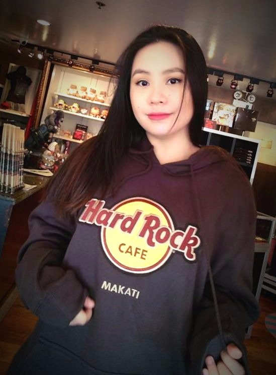 HRCMakati's tweet photo. Who needs a boy friend when you have a big cozy sweater 😉 #mykindofoversizedpullover #thisishardrock #hoodie https://t.co/h6ji2H6ceW