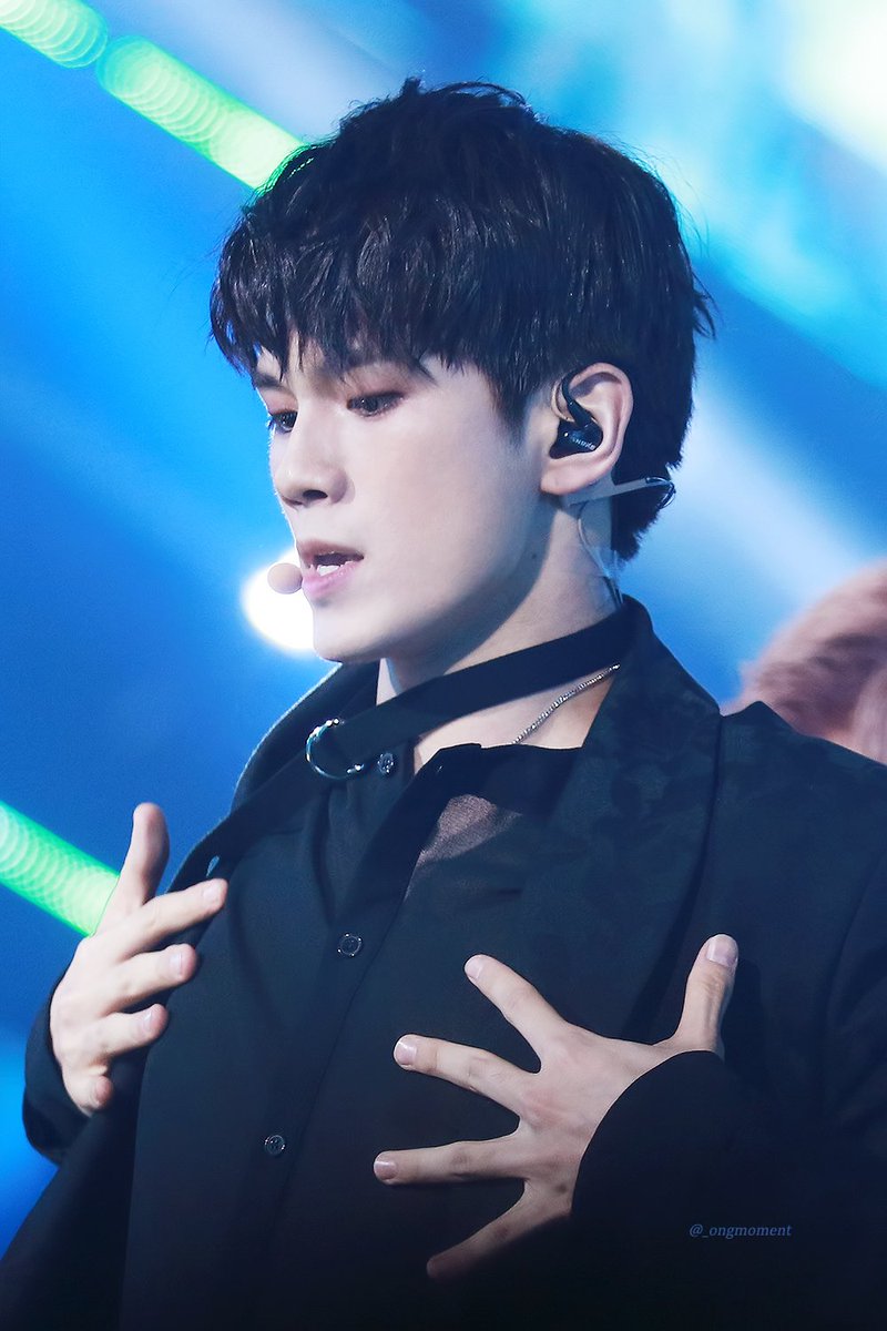 0hMy0ng's tweet photo. He changed to another choker for live broadcast and bless my soul. https://t.co/iFp3Dmo3kP