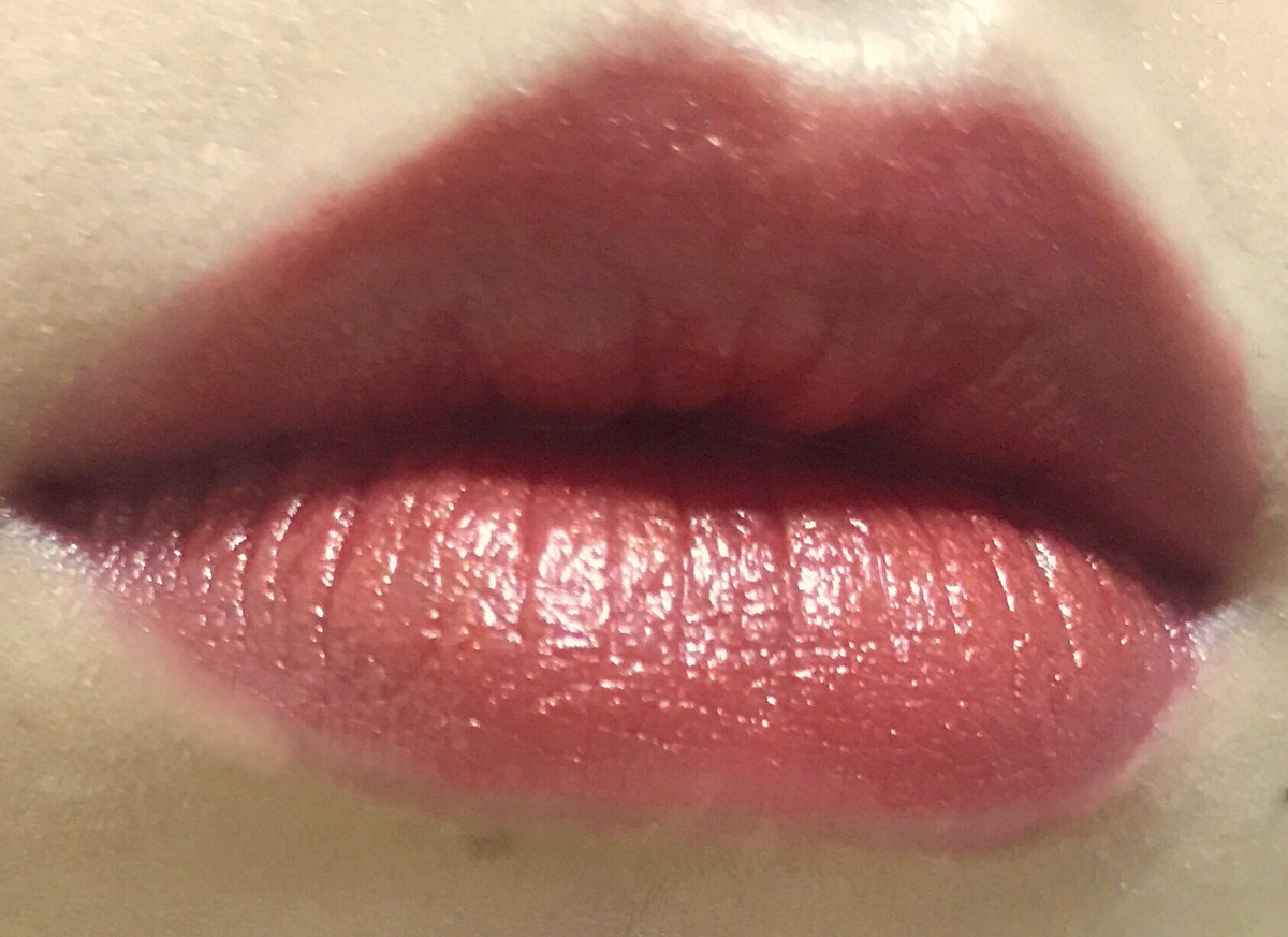 めんめん イエベ秋 この間衝動買いしたランコムのラプソリュルージュ やっぱりいい ややオレンジベージュ寄りの暗め赤の中にゴールドのシマーが輝いてとんでもなく綺麗 彩度も高すぎず低すぎず丁度いい 落ちてきた時の色味も良し イエベさん 特に秋
