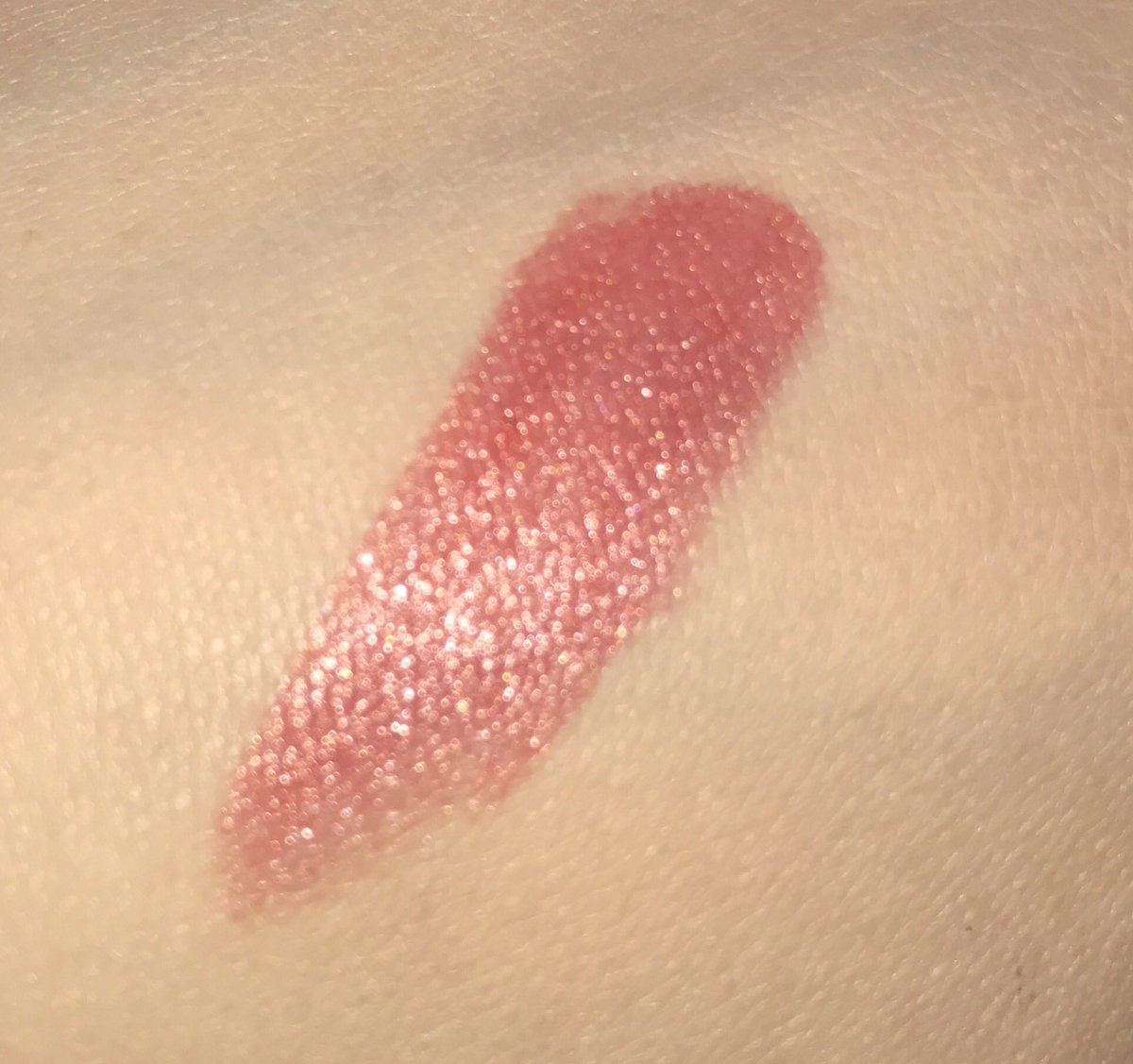 めんめん イエベ秋 この間衝動買いしたランコムのラプソリュルージュ やっぱりいい ややオレンジベージュ寄りの暗め赤の中にゴールドのシマーが輝いてとんでもなく綺麗 彩度も高すぎず低すぎず丁度いい 落ちてきた時の色味も良し イエベさん 特に秋