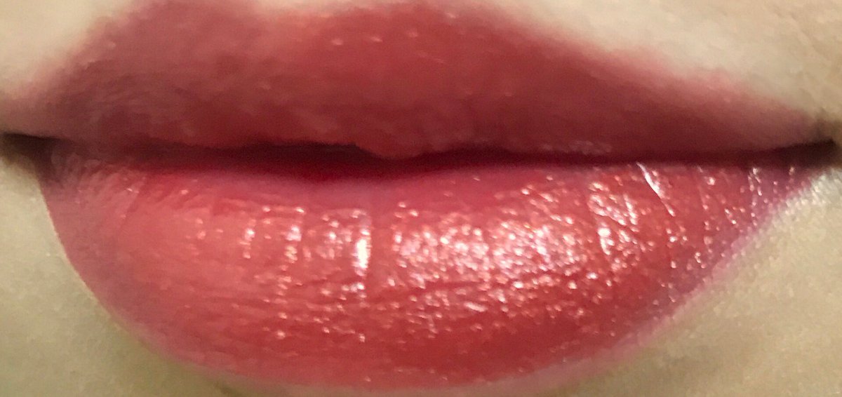 めんめん イエベ秋 この間衝動買いしたランコムのラプソリュルージュ やっぱりいい ややオレンジベージュ寄りの暗め赤の中にゴールドのシマーが輝いてとんでもなく綺麗 彩度も高すぎず低すぎず丁度いい 落ちてきた時の色味も良し イエベさん 特に秋