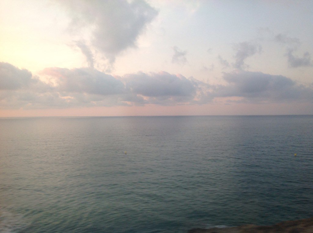 kgaseni's tweet photo. El món ja no és blau,
El cel és gris plom , la mar és gris plata #DavidJou #HospitaletdelInfant #encostadaurada https://t.co/WrwBgIGcKX
