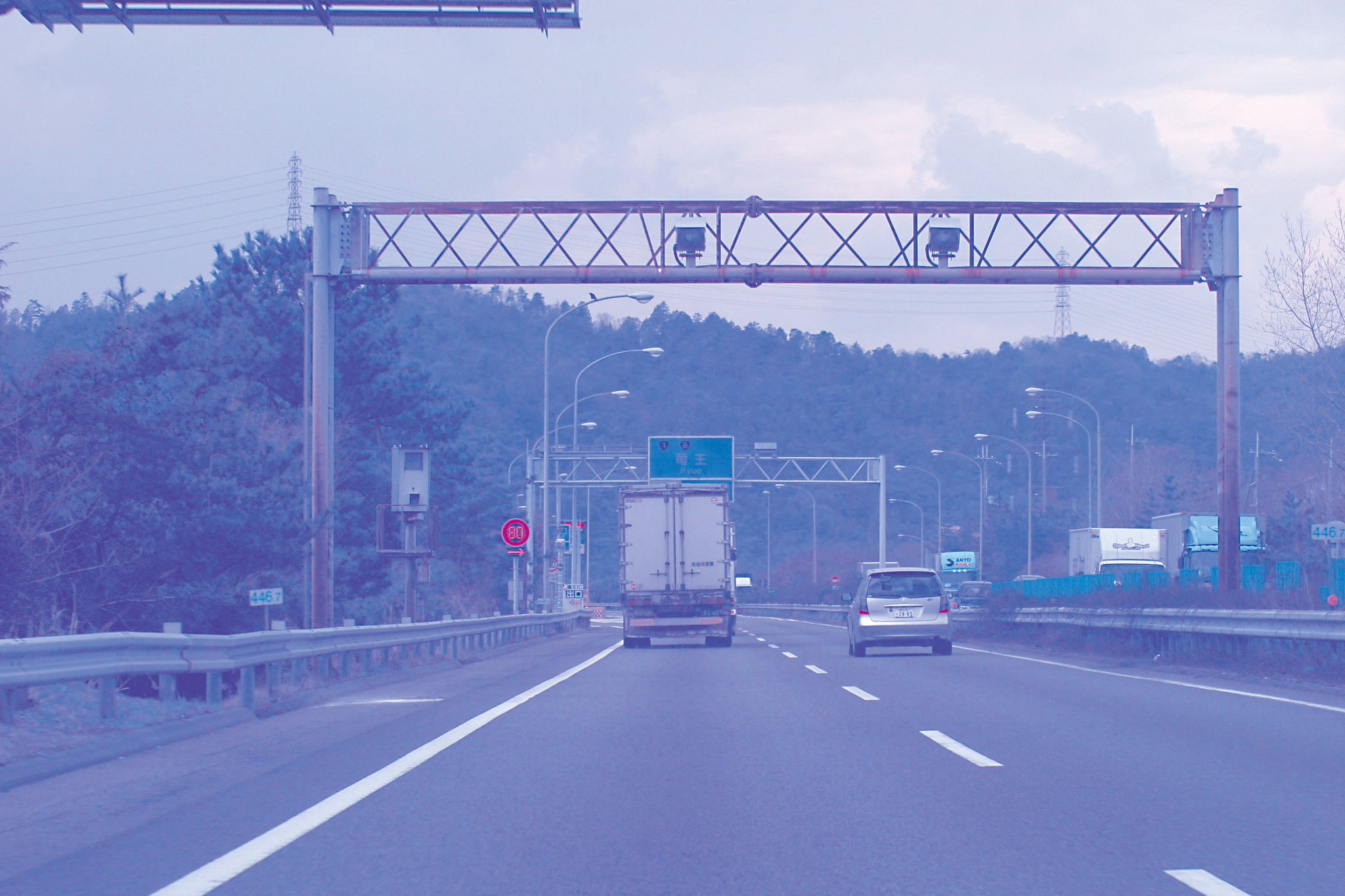 Hoodridez オービス撤去情報 北陸道 上り12 8kpのループコイル式 写真左 と名神高速446 7kpのレーダー式 右 オービスが撤去された模様 近々代替え機に変わる可能性もあるから油断は禁物 T Co Cdddcx0fn8 オービス