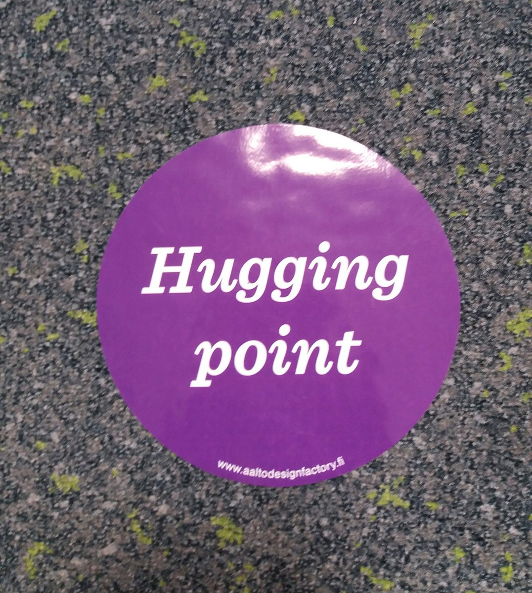 minnajanhonen's tweet photo. Suoritin heti kärkeen tärkeän asennustehtävän uudessa työhuoneessa 😊 #huggingpoint ping @aaltodf Kiitos @ttuulos 😁 https://t.co/p61hsGKa0n