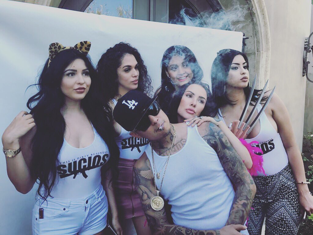 kinglilg's tweet photo. I jumped in the pic and photo bombed them 💣 boom https://t.co/KqSvlYV2C6