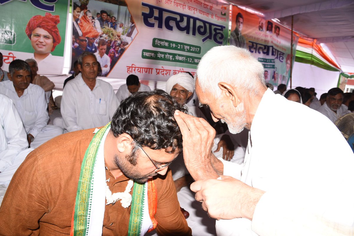 Tanwar_Indian's tweet photo. #करनाल_सत्याग्रह दिन 2 
जूठ व फरेब के बीच सत्य का आग्रह थोड़ा परेशान जरूर करता है।सत्याग्रह बाह्य ताकतों से लड़ने के लिए आंतरिक ताकत देता है https://t.co/epWxgq5vy6