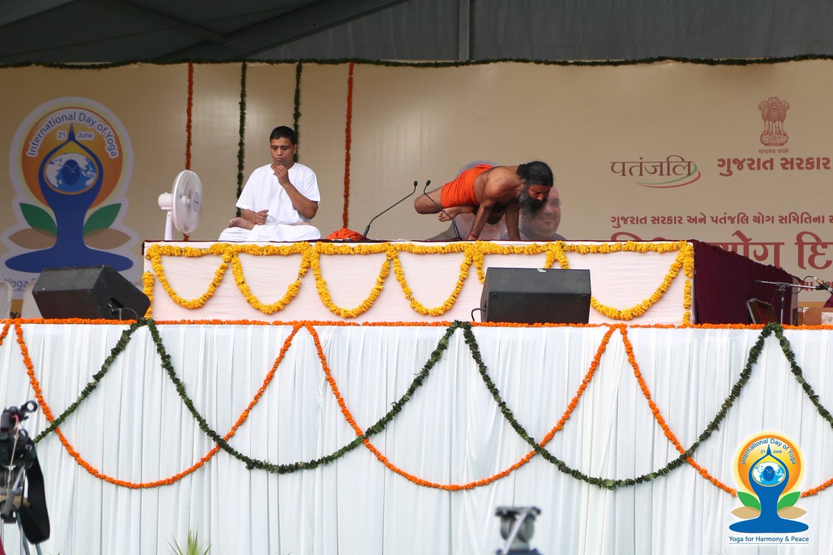 AmitThakerBJP's tweet photo. Glimpses of #YOGAMAY & #BLESSFULL Atmosphere. shree @yogrishiramdev .#InternationalYogaDay2017 https://t.co/KcHTo4zS3c