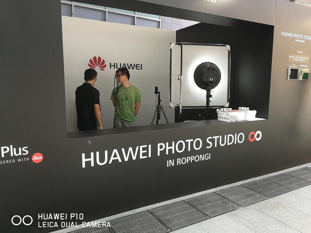 HUAWEI_Japan_PR's tweet photo. 今日から２６日まで六本木ヒルズ大屋根プラザにHuawei Photo Studioが出現!プロカメラマン監修のフォトブースで激シブポートレートが撮れたり、プレゼントが貰える企画盛りだくさん! 是非寄ってみてヽ(*´∀｀)ノ #huaweip10 #huaweistudio https://t.co/wgGit9VFtY