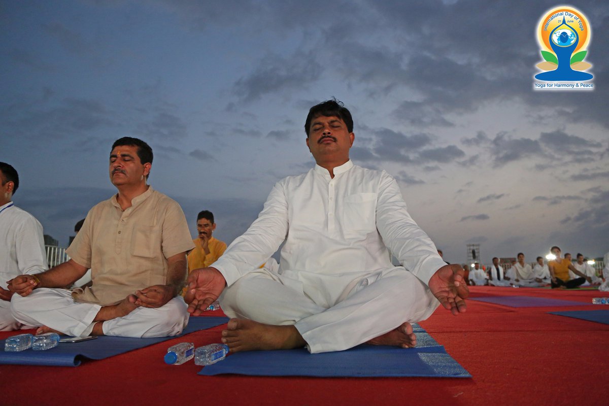 AmitThakerBJP's tweet photo. Glimpses of #YOGAMAY & #BLESSFULL Atmosphere. shree @yogrishiramdev .#InternationalYogaDay2017 https://t.co/KcHTo4zS3c