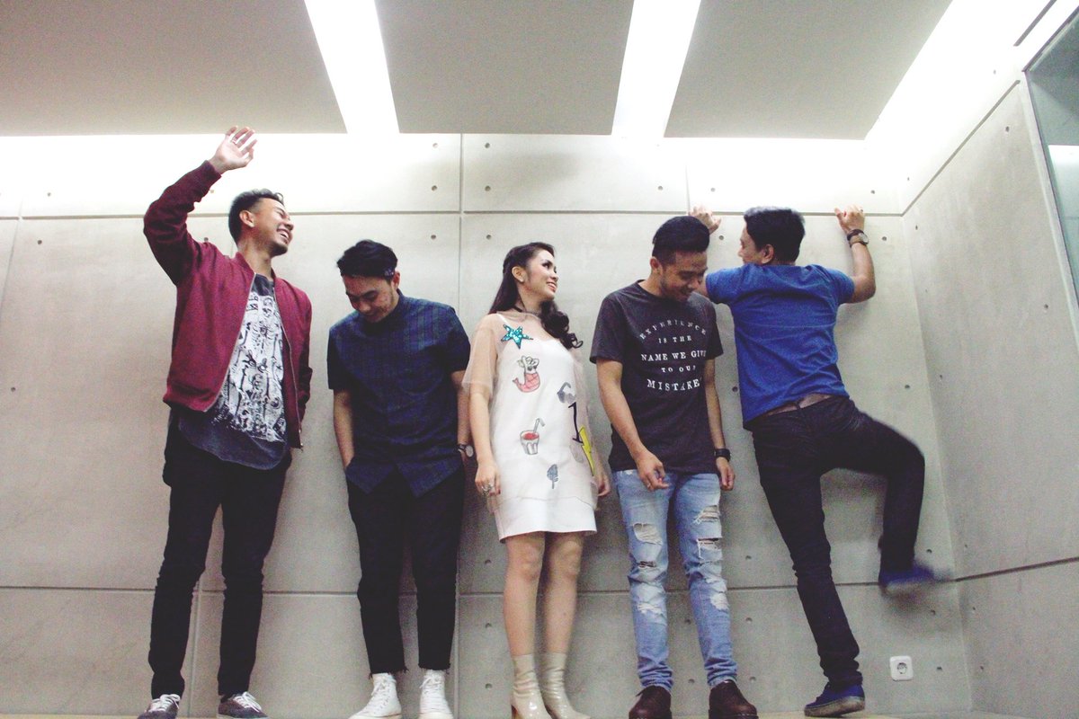 Klik open.spotify.com/artist/3txNoNU… untuk menikmati lagu-lagu @GEISHAIndonesia di @spotifyID