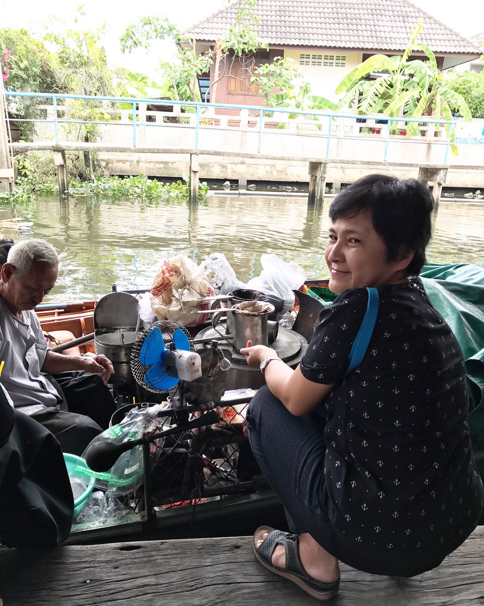 "สาวน้อยรอซื้อชาโบราณ" ชอบภาพนี้ขอเอาเป็นภาพสุขสันต์วันเกิดนะครับแม่ ขอคุณพระศรีรัตนตรัยอวยพร...
instagram.com/p/BVjRXT4jaLM/
#canthestar8_fc