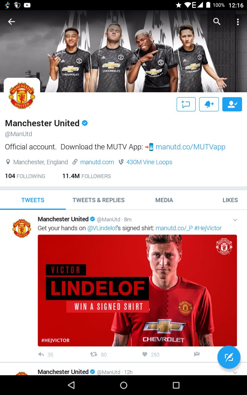 Akun Twitter Manchester United dengan background foto Wayne Rooney dkk