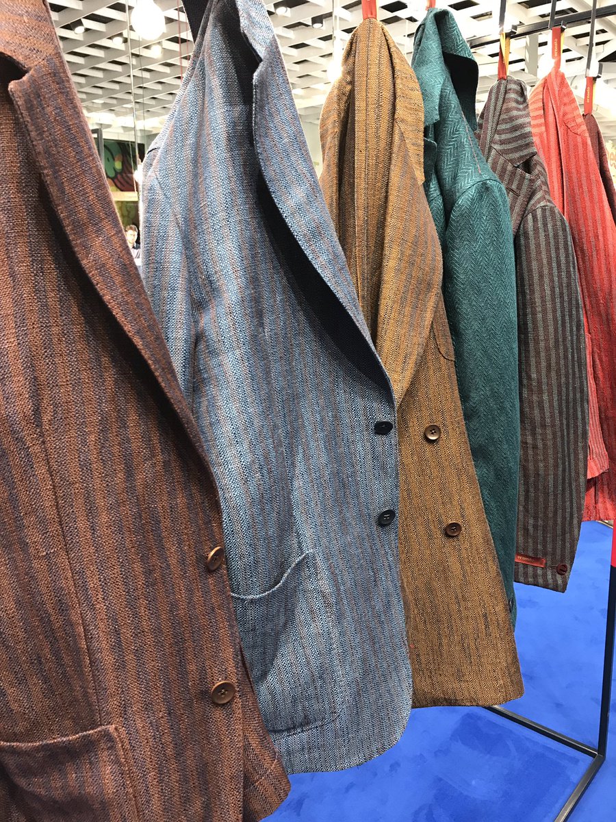 katsumiyabe's tweet photo. 【ピッティ アトランダム24】ジャケット単品の圧倒的な存在感がある「エルネスト」。色彩、生地感、デザインなどにおいて個性的なものの、多彩なコーディネートを表現できるベーシックな仕立てが生きているのが魅力。柔らかく加工した手応えのあるリネンが絶妙だ。#pittiuomo #pu92 https://t.co/FB28p8orez
