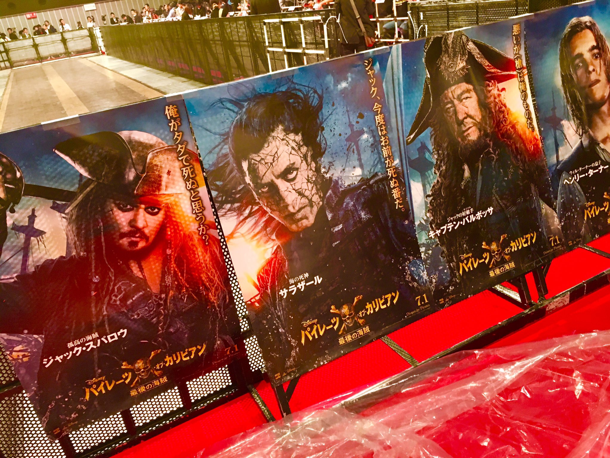 プレミアポート Premiereport 遂に パイレーツ オブ カリビアン 最後の海賊 ジャパンプレミア 来日中のジョニー デップ ブレントン スウェイツ カヤ スコラデリオが登場します 場内には上海ワールドプレミアのようなレッドカーペット 舞台には プレミアポート Premiereport 遂に パイレーツ オブ カリビアン 最後の海賊 ジャパンプレミア 来日中のジョニー デップ ブレントン スウェイツ カヤ スコラデリオが登場します 場内には上海ワールドプレミアのようなレッドカーペット 舞台には