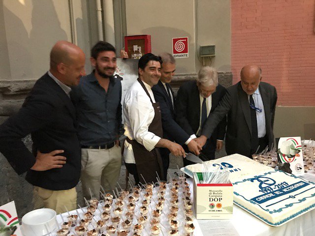 mozzarella_dop's tweet photo. Un'Academy agroalimentare in Campania: l'idea del Consorzio #mozzarella piace al ministro De Vincenti. #CasaCorriere https://t.co/cptVuJ3v9G https://t.co/KOeNKUq7X2