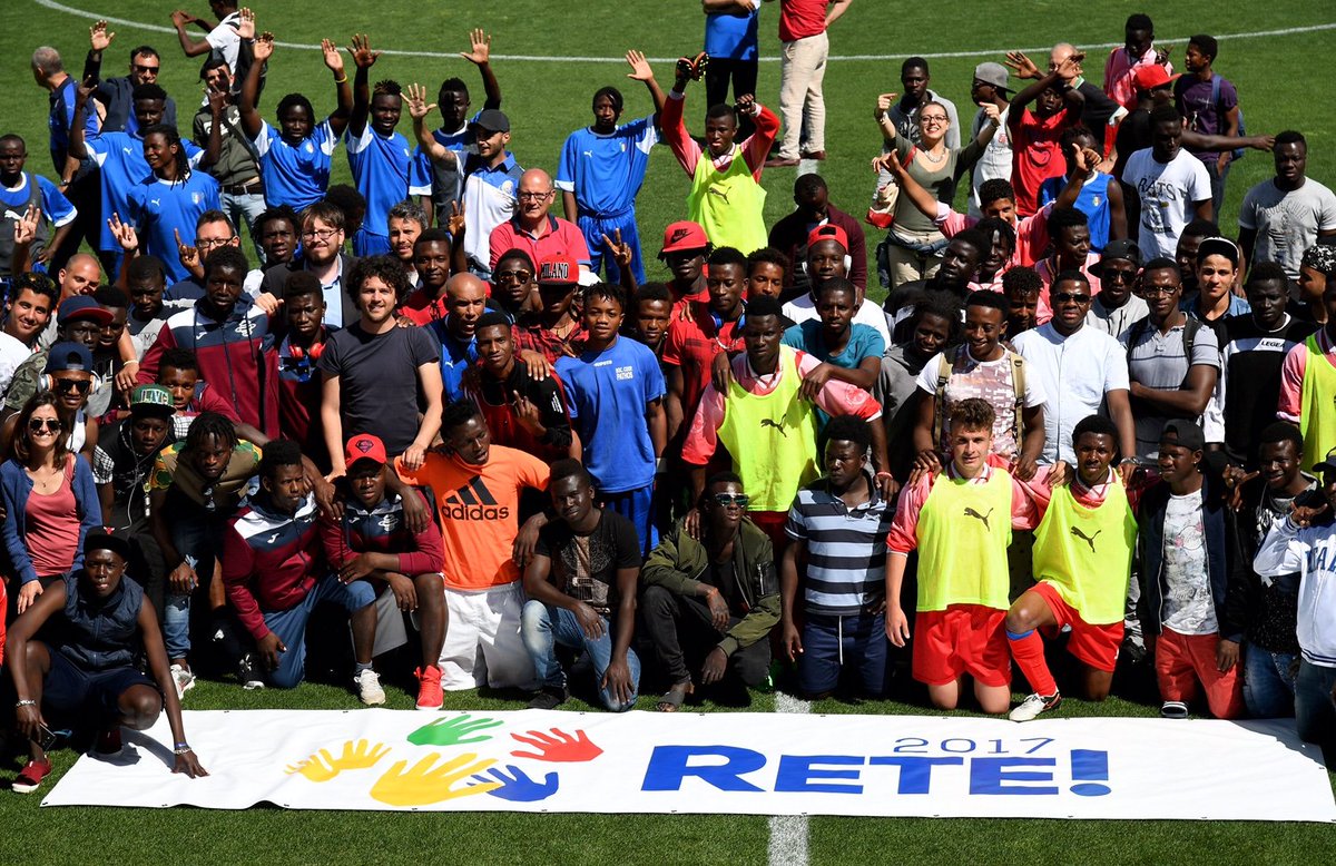 Azzurri's tweet photo. #WithRefugees 
La #FIGC e la #Nazionale sostengono la campagna #UNHCR per i rifugiati. https://t.co/G9rOrIl9tR