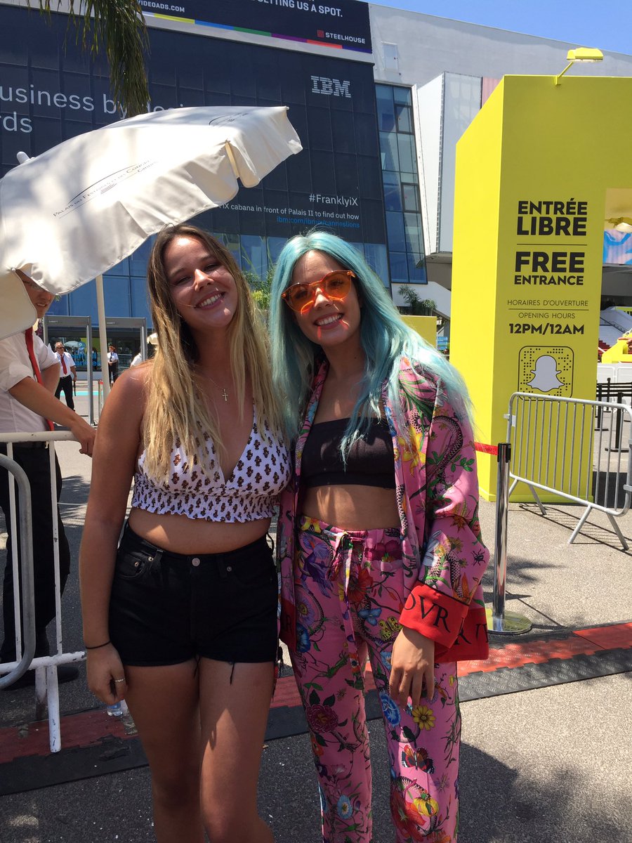 Tomlinsthug's tweet photo. I look like shit but thank u so very much babygirl,u really are the cutest,prettiest,and sweetest person I've ever met.Je t'aime 💙✨ @halsey https://t.co/bA5WyziGDz