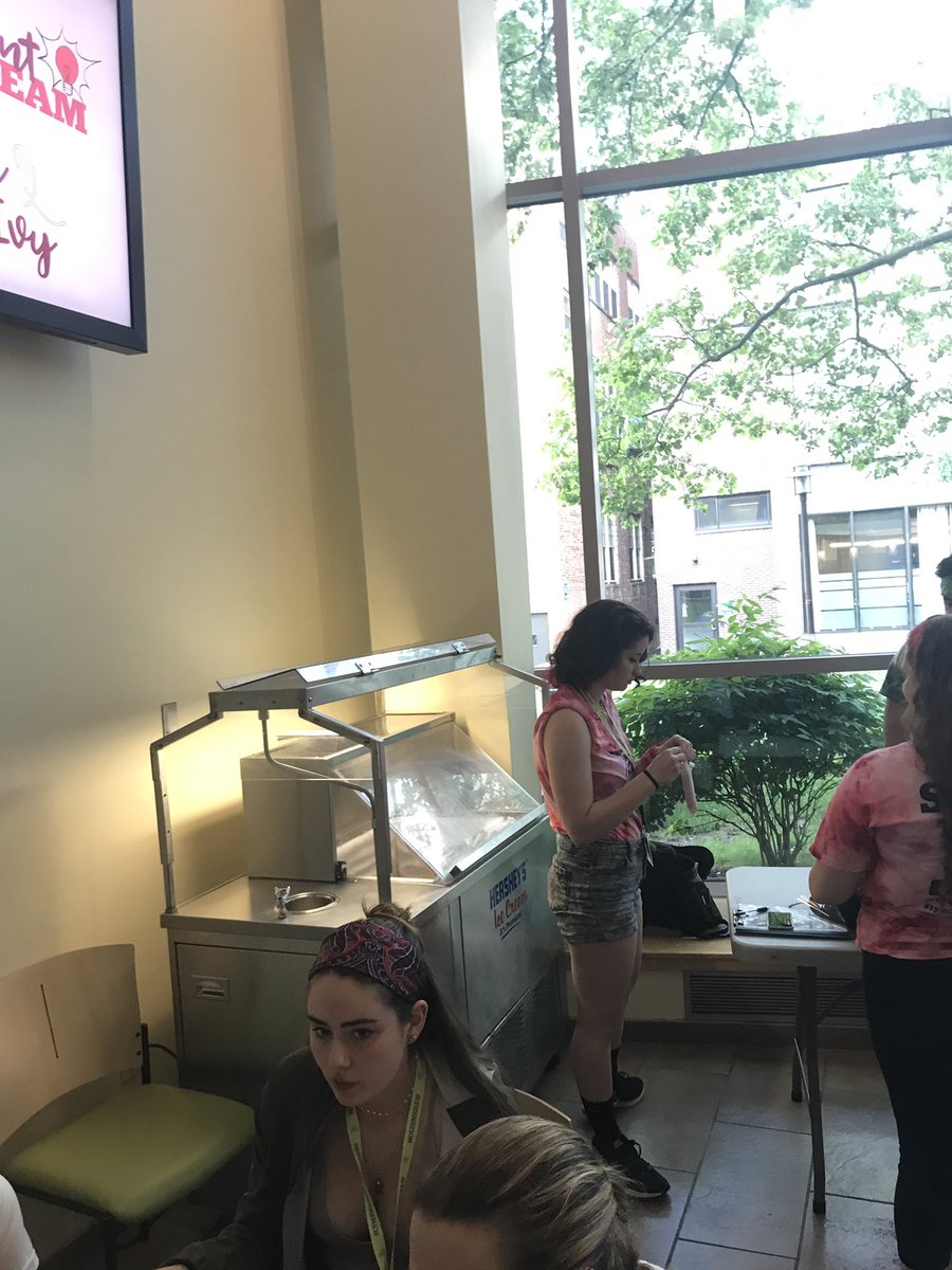 LUOLSeana's tweet photo. Ice cream for breakfast? @LUOLAnni #LynxOrientation #falseadvertising https://t.co/RvEP725eju