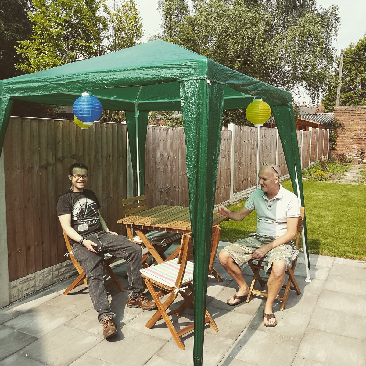 cma_video's tweet photo. Board meeting away from the office today in some lovely #sunshine #videoproduction #gardenisthenewoffice #cmavideo https://t.co/Up93ALzyPo