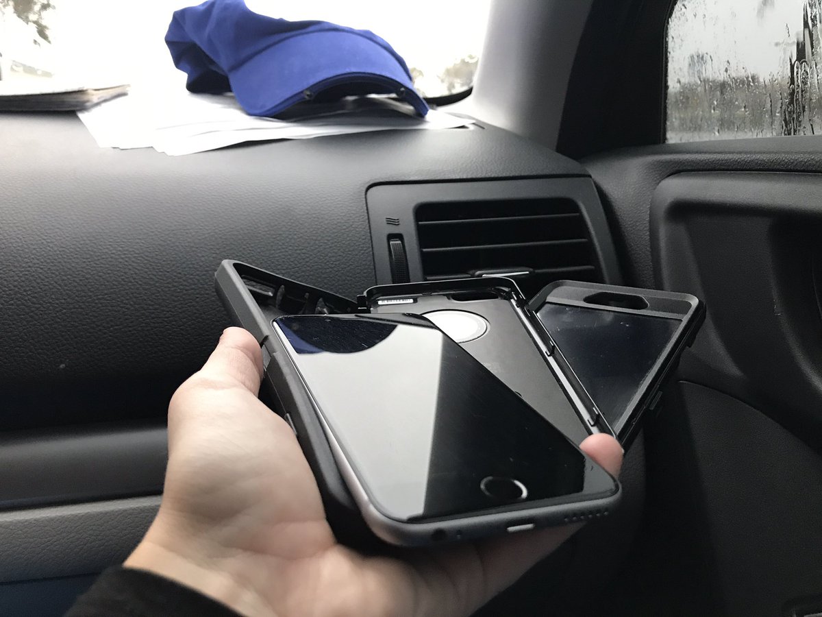 Hannahh_Mackk's tweet image. Turns out my Otterbox isn't that waterproof... 😡 #dryingout #wherestherice #FLWX #C3N #PotentialTropicalCyclone3