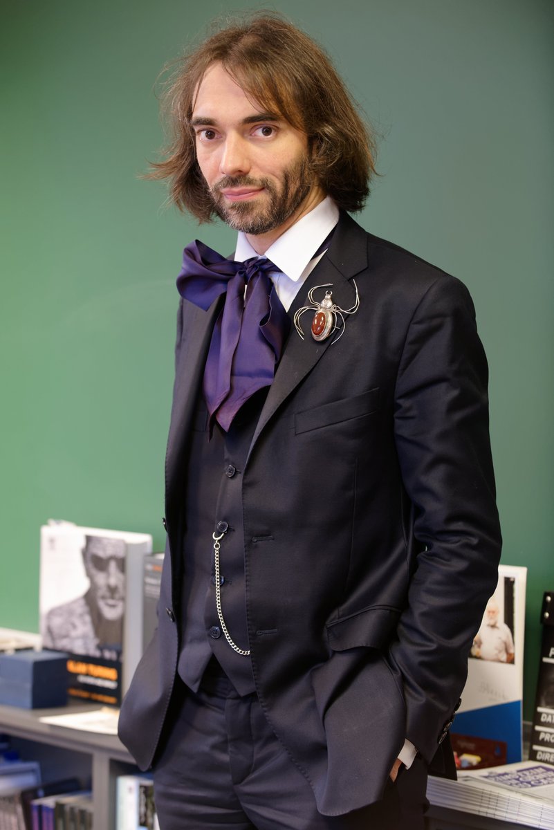 AsHairTEACAS's tweet image. franchement je fais un délit de facies et de style... mais Cedric Villani il me fait un peu peur 😂 #Nightmare #SpiderMath #Villani