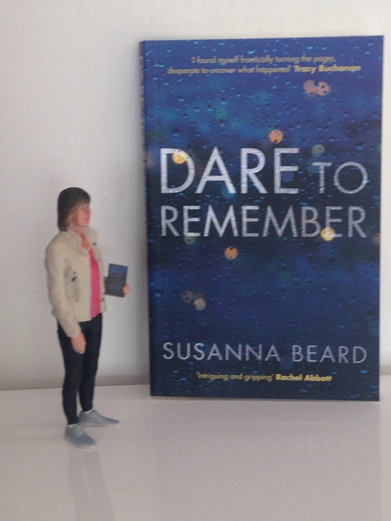 SusannaBeard25's tweet photo. My big prop for festival appearances 😀 #DaretoRemember @Legend_Press @CuriousArtsFest @HenleyLitFest @CheltLitFest https://t.co/XVBzR925n4