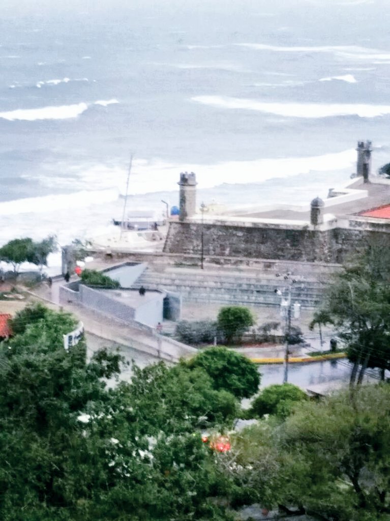 etiquetacaribe's tweet photo. #Alerta || Afectadas 5 embarcaciones por oleaje causado por la Tormenta Tropical #Bret en el Mcpo Maneiro: sector Pampatar #Margarita https://t.co/MkVVGau641