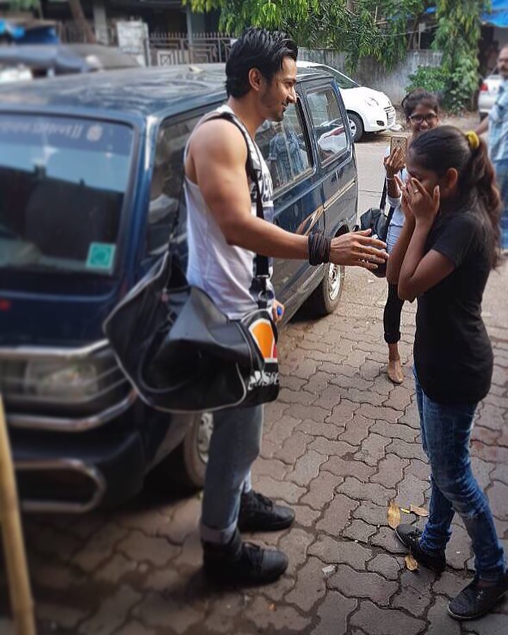 AndPicturesIN's tweet photo. A fan getting emotional after meeting the star of the movie #SanamTeriKasam @harsha_actor https://t.co/Hz87Zv1I2R