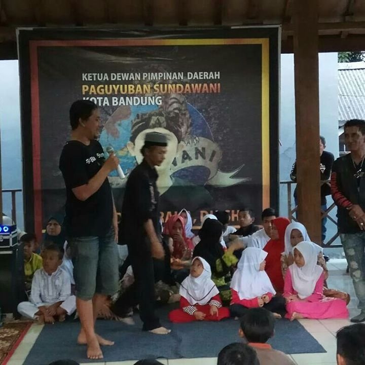 Buka bersama dan berbagi  dengan anak yatim