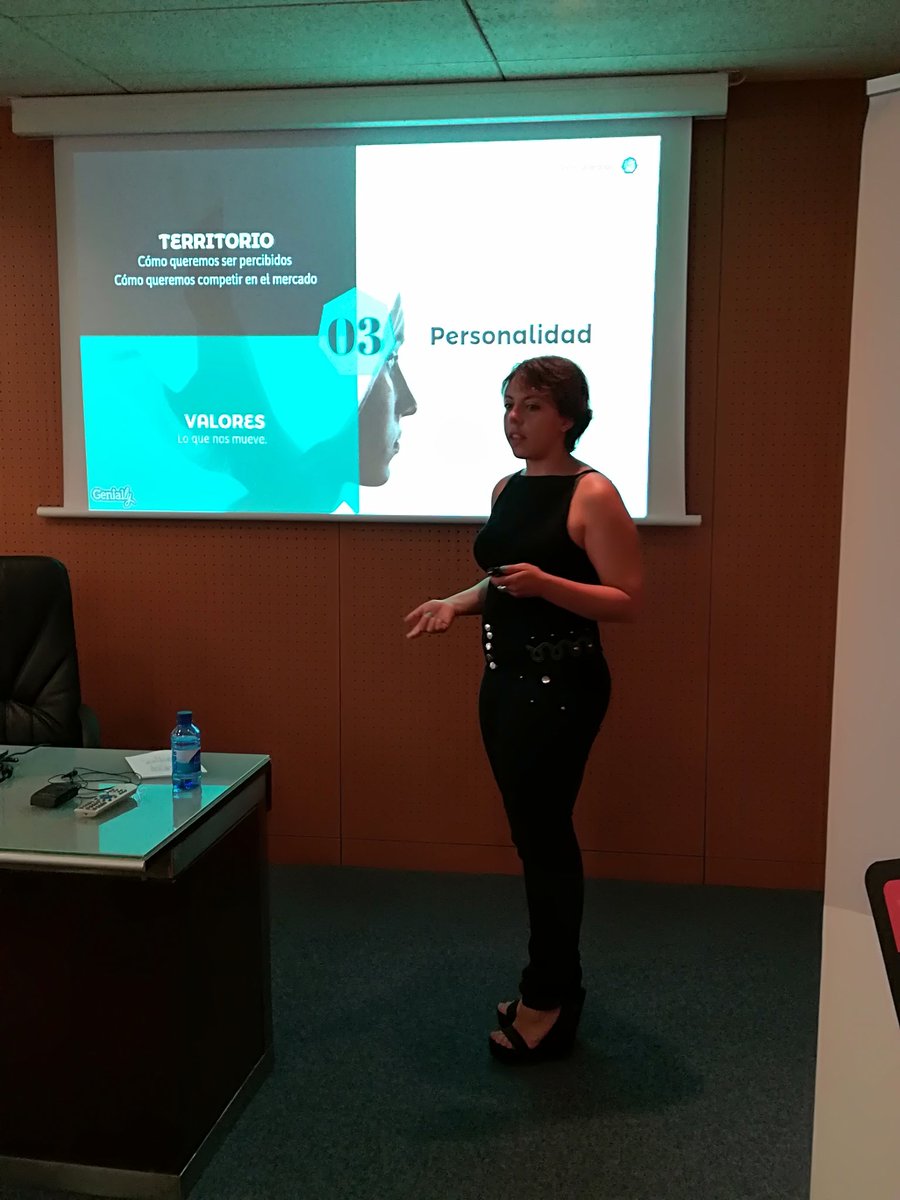 Empiezaporaqui's tweet photo. Nuestra coworker @paolasomoza87 hablando de #branding en la @cambramallorca ¡Dale fuerte! https://t.co/xTpgqVxZij