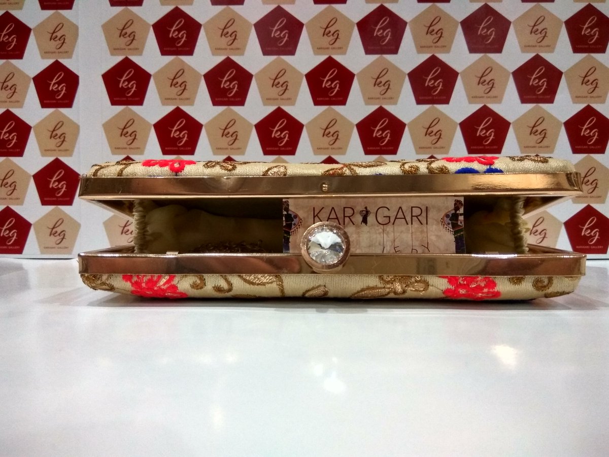KarigariGallery's tweet photo. Elegant Multicolour Embroidered Pencil Clutch
Code:P1
Price: INR999
#Party #Clutches #ordernow #freedelivery #paysecurely
#karigarigallery https://t.co/xZpUfU8Mly