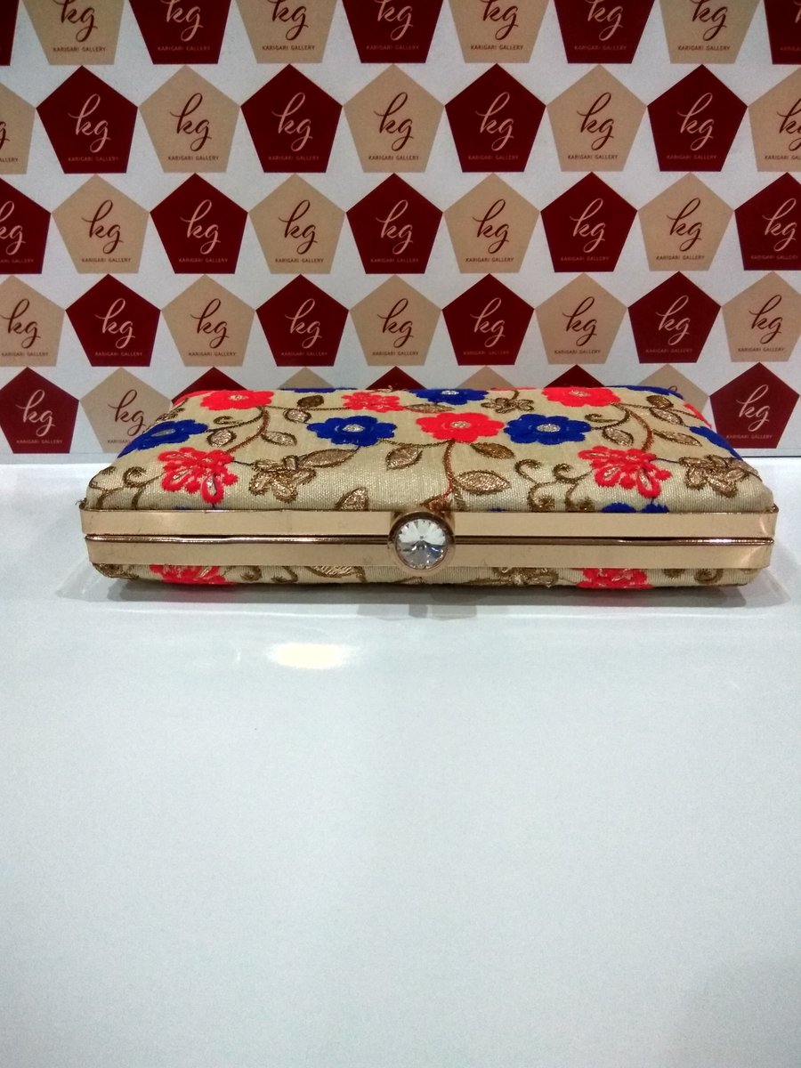 KarigariGallery's tweet photo. Elegant Multicolour Embroidered Pencil Clutch
Code:P1
Price: INR999
#Party #Clutches #ordernow #freedelivery #paysecurely
#karigarigallery https://t.co/xZpUfU8Mly