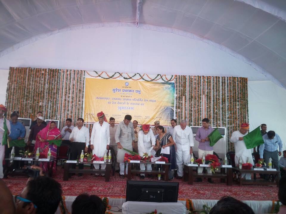 sureshpprabhu's tweet photo. Inaugurated Newly Gauge Converted Ratangarh Jn-Sardarshahar (43.5 Kms.) Section and flagged off train service at #Sardarshahar, #Rajasthan https://t.co/g23FQTuCrb