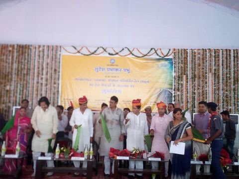 sureshpprabhu's tweet photo. Inaugurated Newly Gauge Converted Ratangarh Jn-Sardarshahar (43.5 Kms.) Section and flagged off train service at #Sardarshahar, #Rajasthan https://t.co/g23FQTuCrb