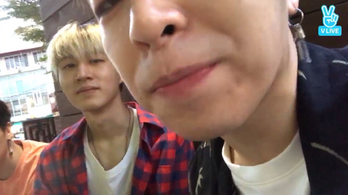 S Twitterissa ハンビンは のことが好きなんだけど とジュネが仲良く話しててうまく輪に入れなくて二人を微笑見ながら見てるハンビンくんがいたらいい 彼女 顔近い顔近いw ジュネ Www ハンビン ふぅ う ハンビン一人で笑顔で一息