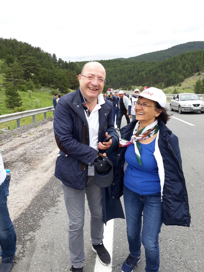 CeyhanDengin's tweet photo. Annem sabah "yürüyüşe çıkıyorum" diyerek evden ayrılmıştı, bizden 100 km uzakta yürüyüşe gidip sayın @ilhancihaner ile fotoğraf çektirmiş :) https://t.co/7UEaHZLEuY