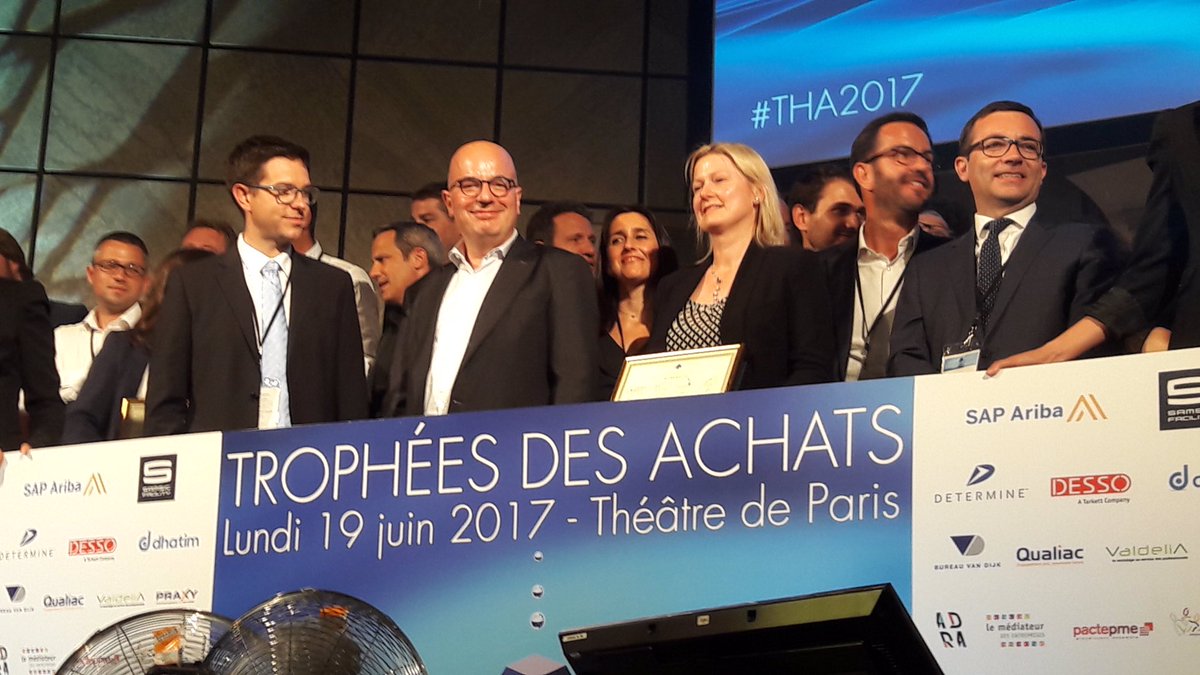 Bravo aux vainqueurs des @Trophees_Achats: #biomerieux 
#AchatsResponsables  @PactePME avec @ppelouzet <a href="/LanxadeT/">Lanxade Thibault</a> <a href="/MarcGenevois/">Marc Genevois 🇺🇦</a>