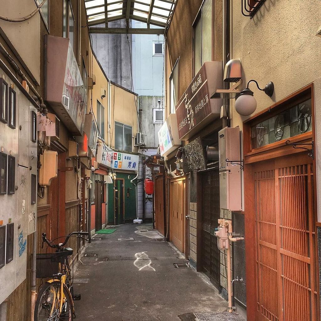 co_checkmate's tweet photo. 港楽園跡
遺構は無いが、飲み屋さんが密集する路地が残る🍶🍺
#港楽園跡 #港楽園 #赤線跡 #赤線 #特飲街跡 #特飲街 #飲屋街 #路地 #路地裏 #レトロ #ノスタルジー #四日市 #diningdistrict #red_… https://t.co/JQlKjjVmoI https://t.co/lAhC0y5dZv
