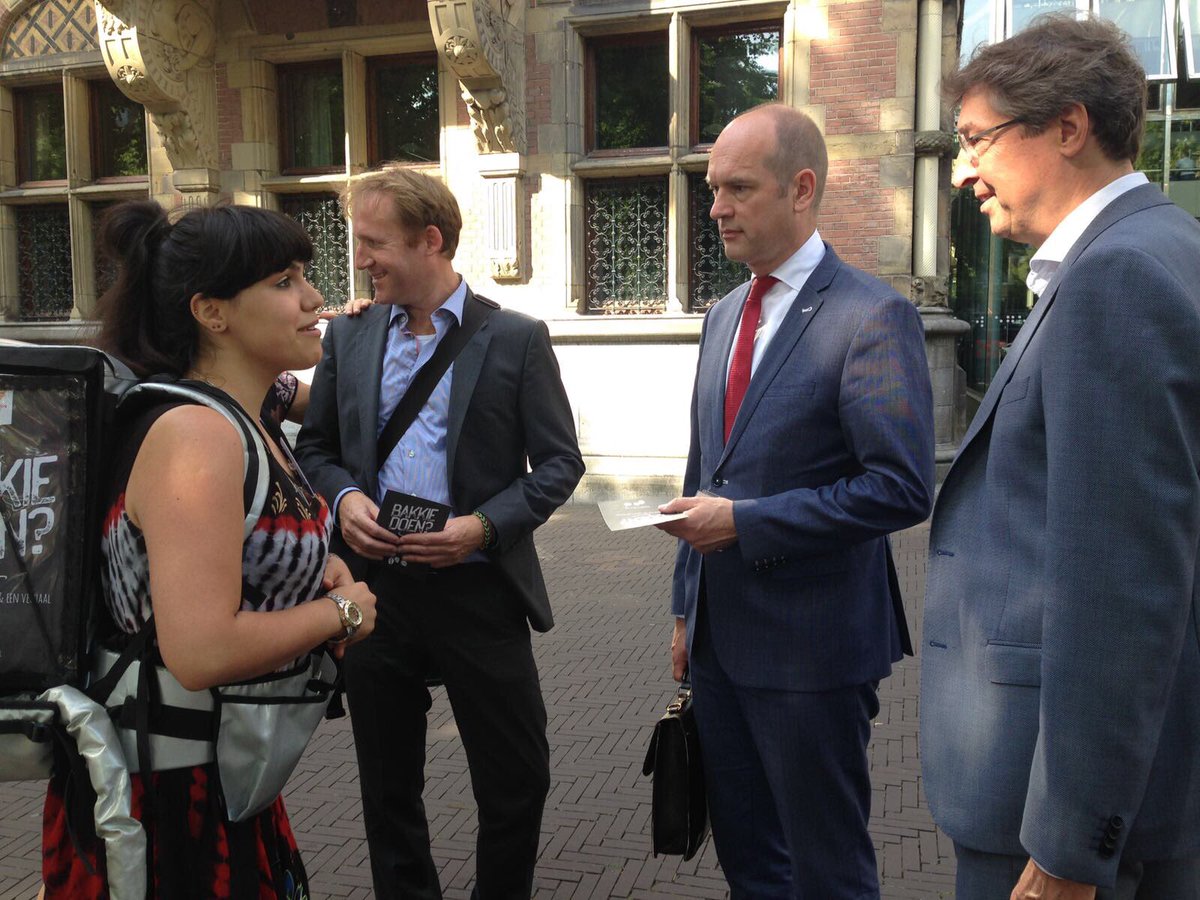 DorineManson's tweet photo. Onze actie #bakkiedoen met vluchtelingen op #wereldvluchtelingendag in DenHaag zorgt voor mooie ontmoetingen en goede gesprekken https://t.co/kwXyvAFR4X