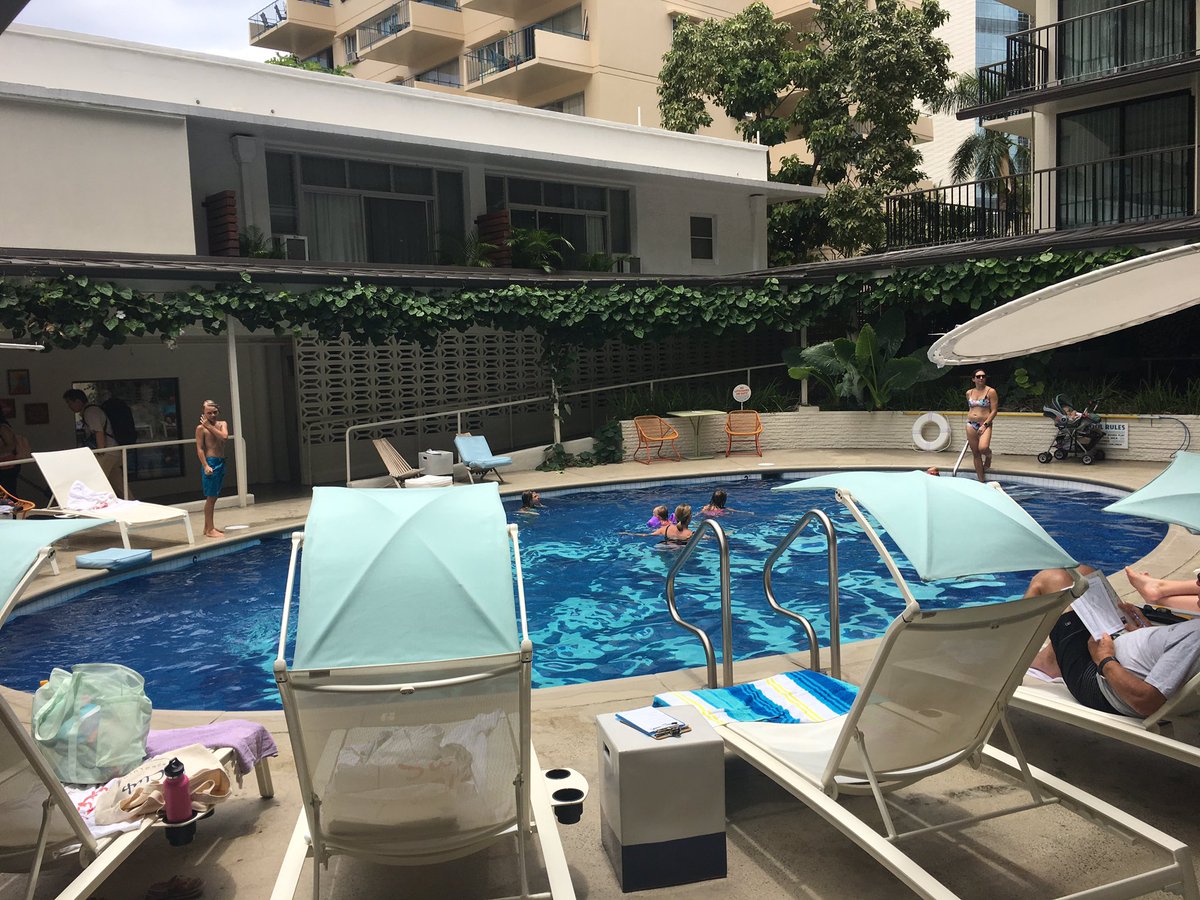 hotelman_hawaii's tweet photo. 新しく改装されたホテルがズラリと立ち並ぶクヒホ通り。 定期的に行うホテル偵察 & 試食。 今日は「コンセプト・ホテル」のサーフジャックで女子力高めのパワーランチ! 色々勉強と教訓になりました。
#surfjackhotel #高女子力 #パワーランチ #コンセプトホテル https://t.co/h2nT0lM3BV