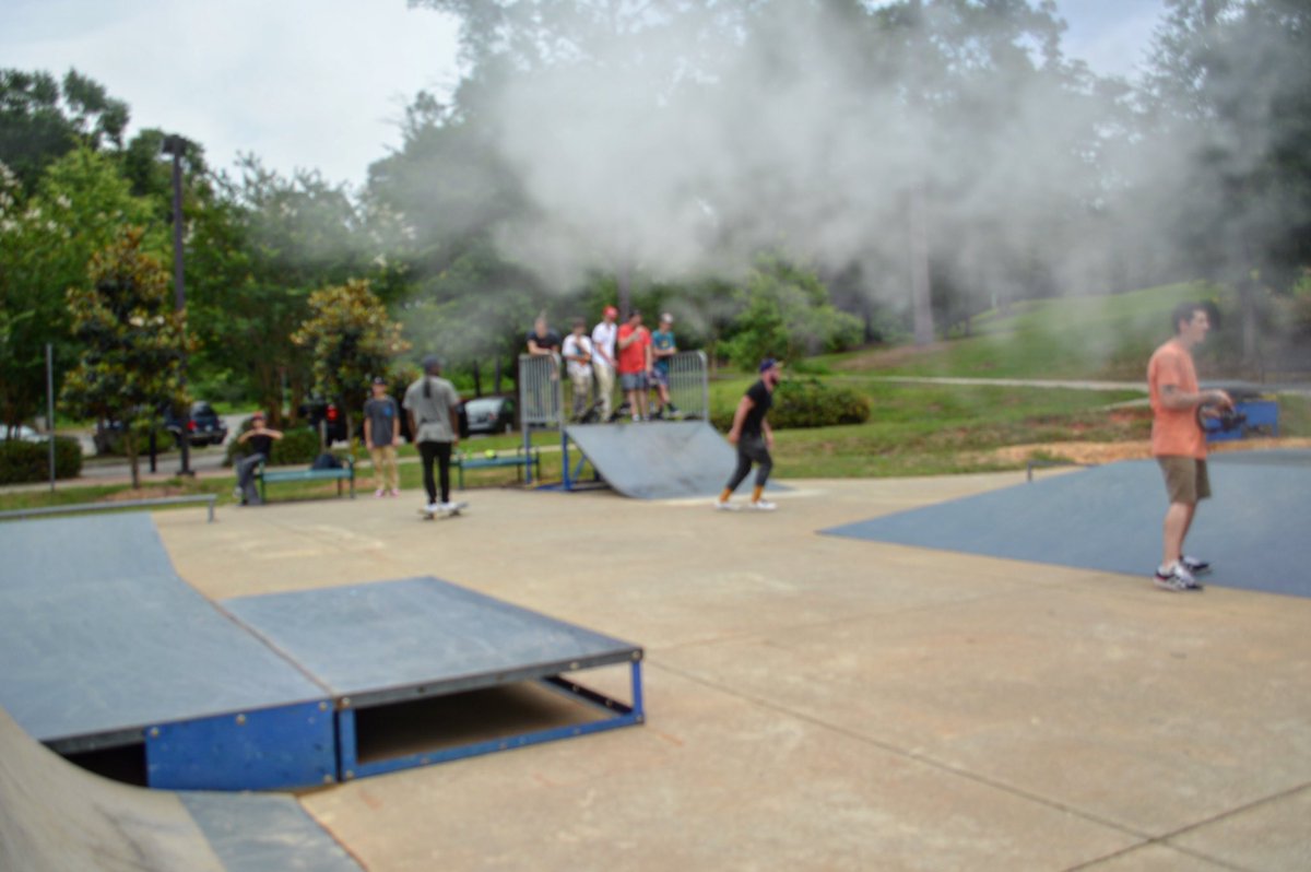 TwingeCo's tweet photo. Rain cloud, or steam from all the 🔥skating that went on? ❓❔❓ https://t.co/PCokHjYJ2l