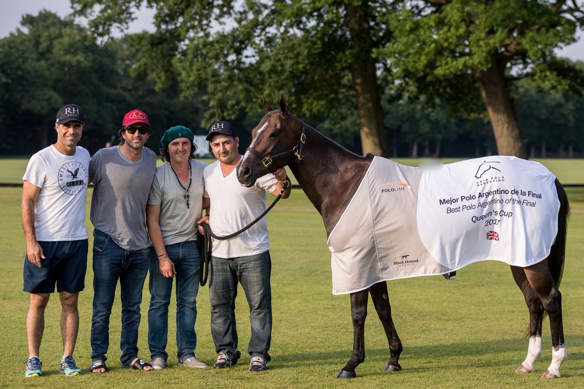 #DolfinaNut con su manta luego de ser elegida Mejor <a href="/PoloArgentinotw/">Polo Argentino</a> de la final de la #QueensCup. Jugador: <a href="/rovandrade/">Rodrigo Andrade</a>. Prop: <a href="/ACambiasoOK/">Adolfito cambiaso</a>
